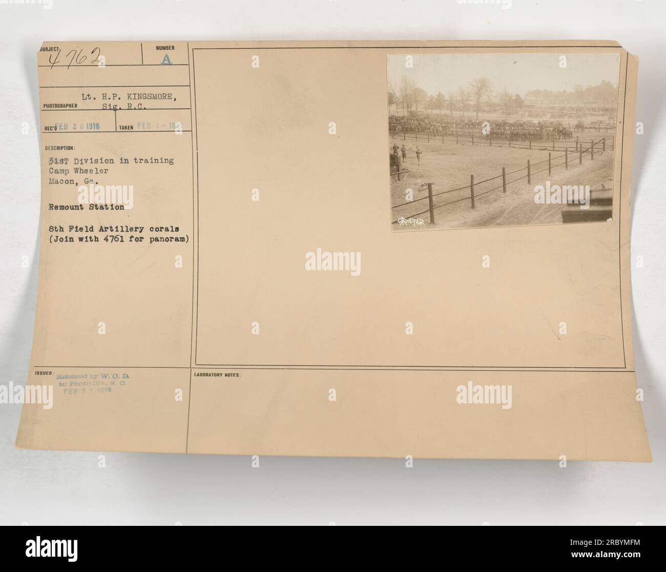 Image montrant la 31e Division en entraînement au Camp Wheeler à Macon, Géorgie pendant la première Guerre mondiale La photographie se concentre sur la station de remontage de la 8e artillerie de campagne, avec les coraux où les chevaux sont gardés. Capturé le 4 février 1918 par le lieutenant H.P. KINGSMORE, photographe pour la division photo de l'armée américaine.' Banque D'Images