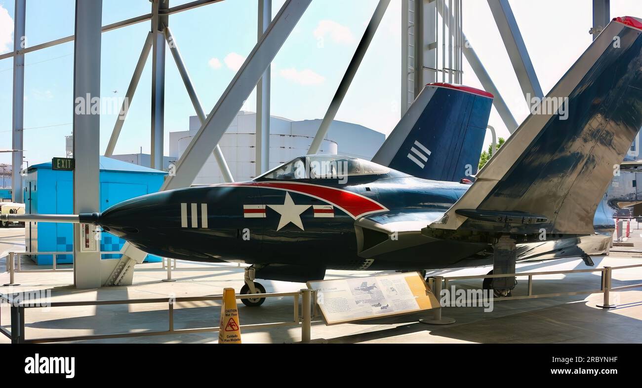 Avion de chasse Grumman F9F-8 (F-9J) Cougar de l'US Navy avec ailes repliées pour l'opération de porte-avions Seattle Washington State USA Banque D'Images