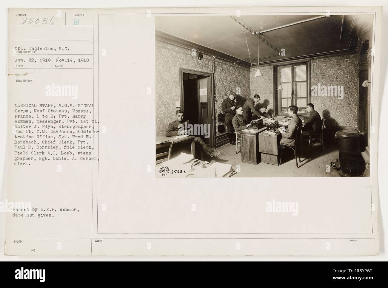 Le caporal Ingleston avec le personnel de bureau du S.O.S. Corps de signalisation à neuf Chateau, Vosges, France. Le personnel comprend Pvt. Harry Boxman, Pvt. 1st cl. Walter J. Plyn, 2e lieutenant C.M. Davisson, Sgt. Fred E. Botzbach, VP. Paul B. Dorphley, commis de chantier A.S. Loeb, et Sgt. Daniel A. Gerber. Photo prise le 22 janvier 1919. Banque D'Images