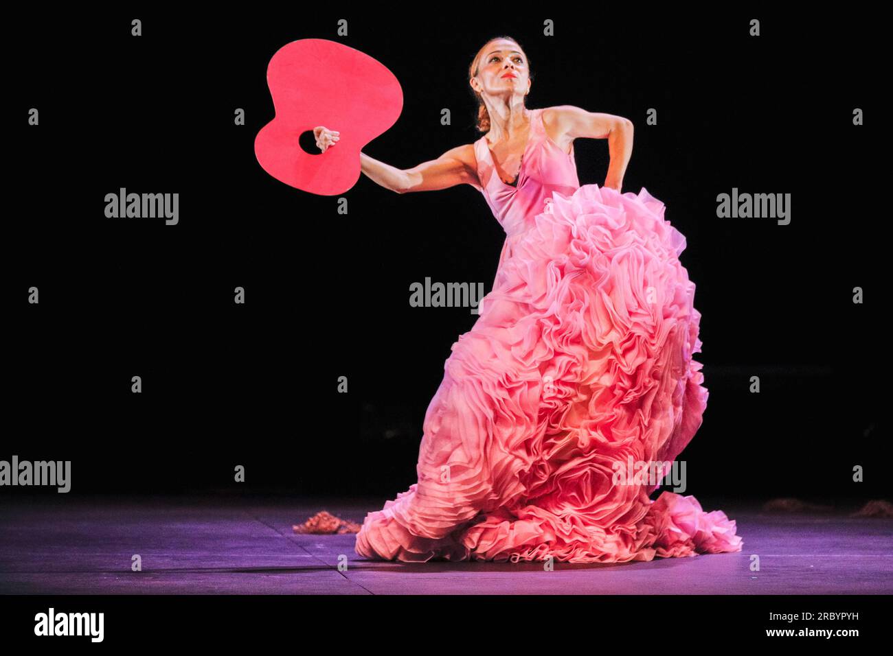 Londres, Royaume-Uni. 11 juillet 2023. Olga Pericet danse dans la pièce 'Malaguena' de 'la Leona'. Pericet, lauréate du Prix National de danse de l'Espagne 2018, revient au Festival Flamenco de Sadler's Wells avec un nouveau solo, la Leona, dans lequel elle se dénude physiquement et spirituellement pour une expérience intime avec le public. Crédit : Imageplotter/Alamy Live News Banque D'Images