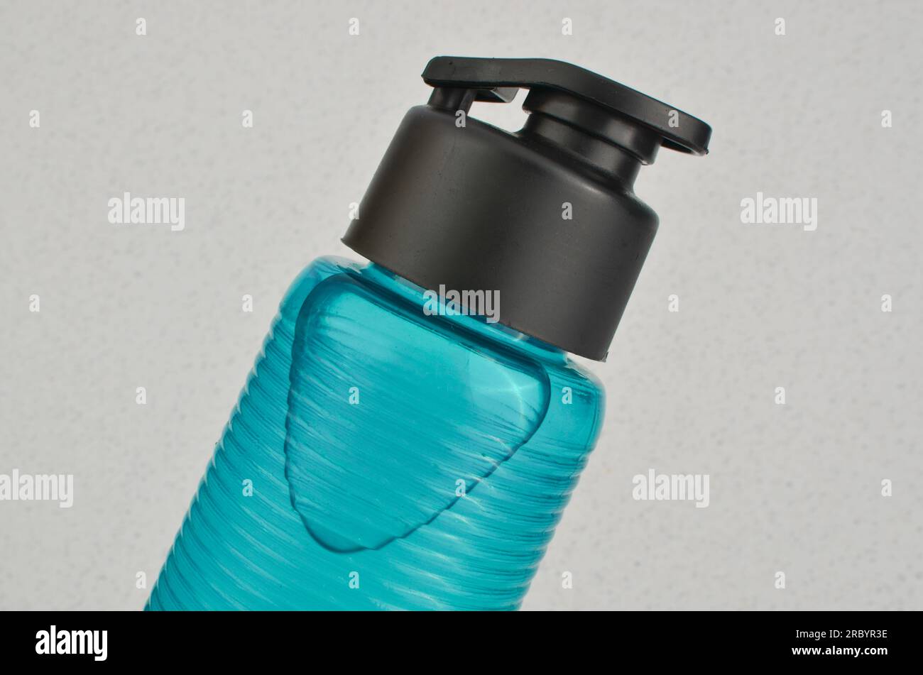 La bouteille d'eau bleue rafraîchissante en gros plan, symbole d'hydratation et de vitalité. Idéal pour les athlètes à la recherche des meilleures performances. Banque D'Images