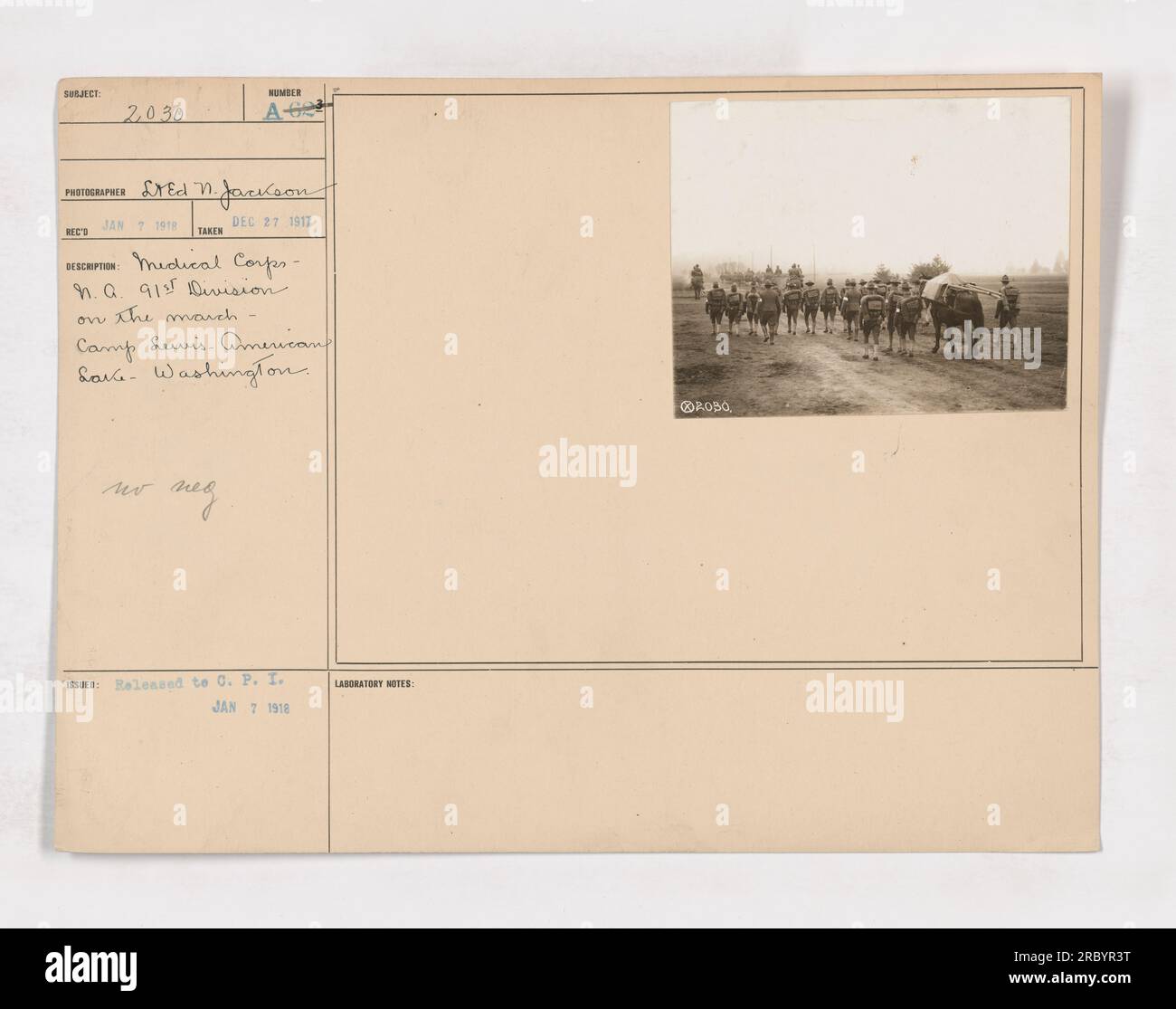 Les hommes de l'armée nationale au camp Lewis à American Lake, dans l'État de Washington, pratiquent l'artillerie. La photographie a été prise le 27 décembre 1917 par le photographe LED M. Jackson. L'image montre des soldats du corps médical de la 91e division marchant. La négative n'a pas été émise et elle a été communiquée à C.P.I le 7 janvier 1918. Banque D'Images