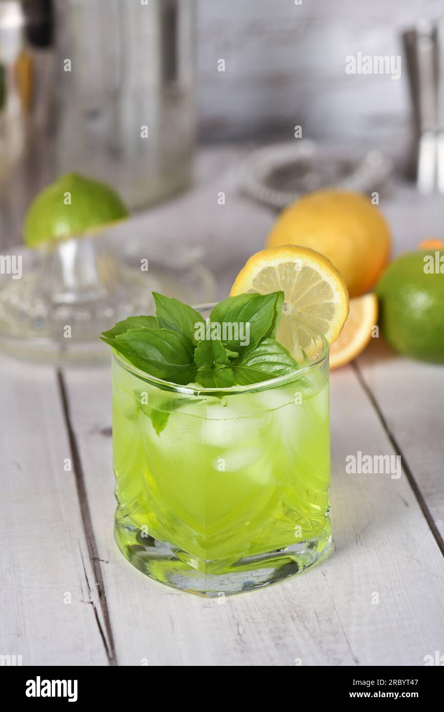 Cocktail thaïlandais au basilic et citron. Boisson fraîche au gin biologique. Banque D'Images