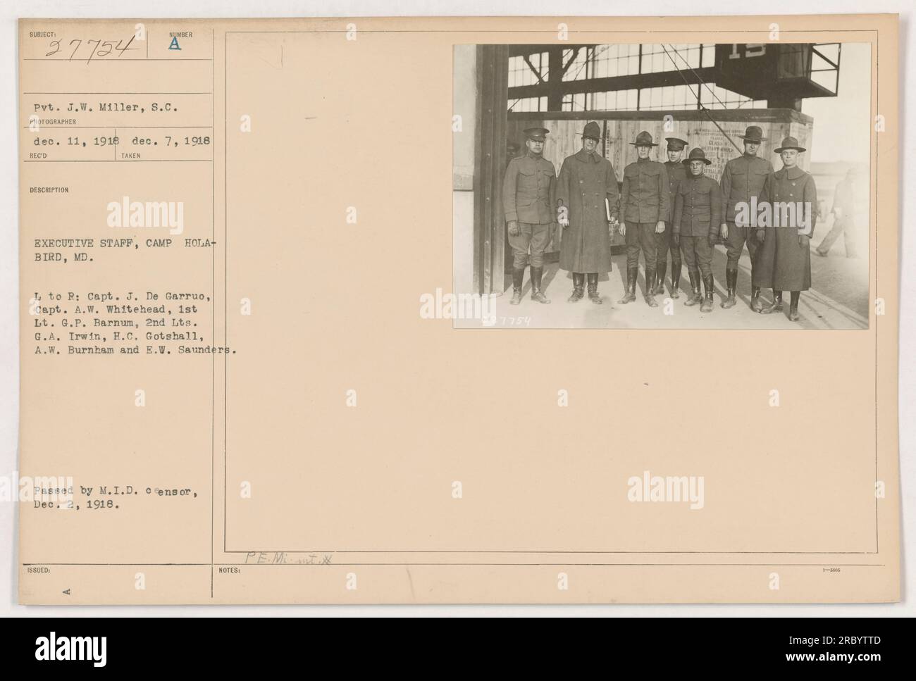 Photographie représentant Pvt. J.W. Miller, S.C., prenant une photo du personnel de direction du Camp Hola-Bird, MD. Les individus photographiés de gauche à droite sont le capitaine J. de Garruo, capitaine A.W. Whitehead, 1e lieutenant G.P. Barnum, et 2nd LTS. G.A. Irwin, H.C. Gotshall, A.W. Burnham, et E.V. Saunders. La photographie a été transmise par le censeur du M.I.D. le 2 décembre 1918. Banque D'Images