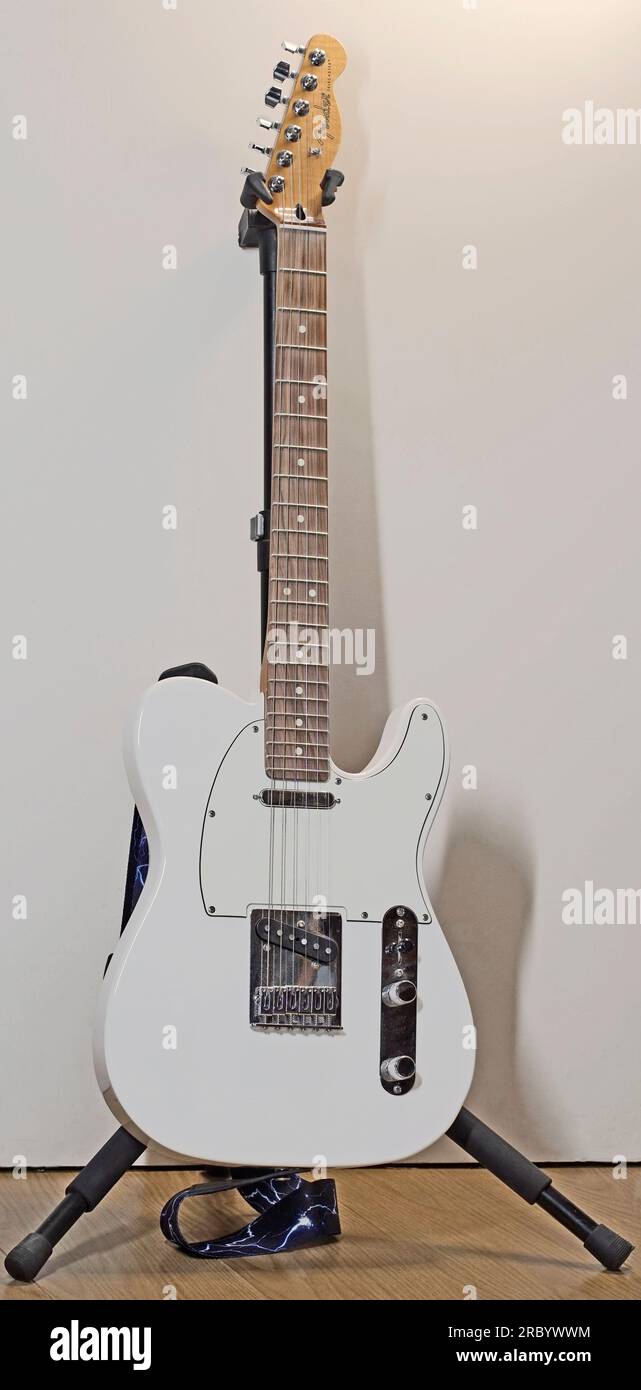 Itterbeck, Allemagne - juin 28 2023   Une guitare électrique Fender Telecaster blanc polaire sur un support de guitare Banque D'Images