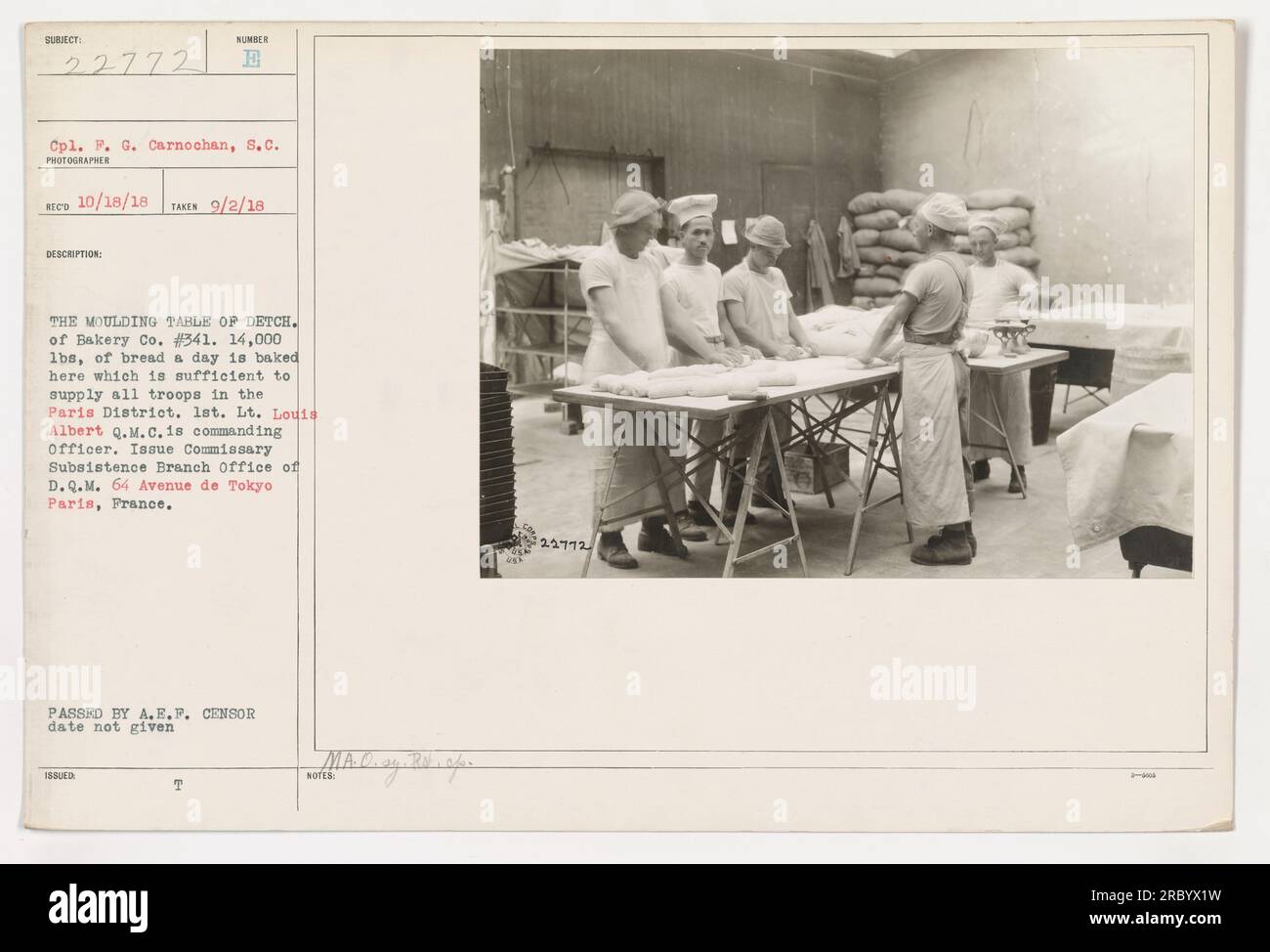 CPL. F.G. Carnochan, S.C., à la table de moulage du détachement de Bakery Co. #341. La boulangerie produit 14 000 lbs de pain par jour, assez pour approvisionner toutes les troupes du quartier parisien. Photo prise le 2 septembre 1918. Le 1st Lt Louis Albert Q.M.C. 18 est le commandant. L'emplacement est 64 Avenue de Tokyo, Paris, France. A.E.F. Censor approuvé. +22772 Banque D'Images