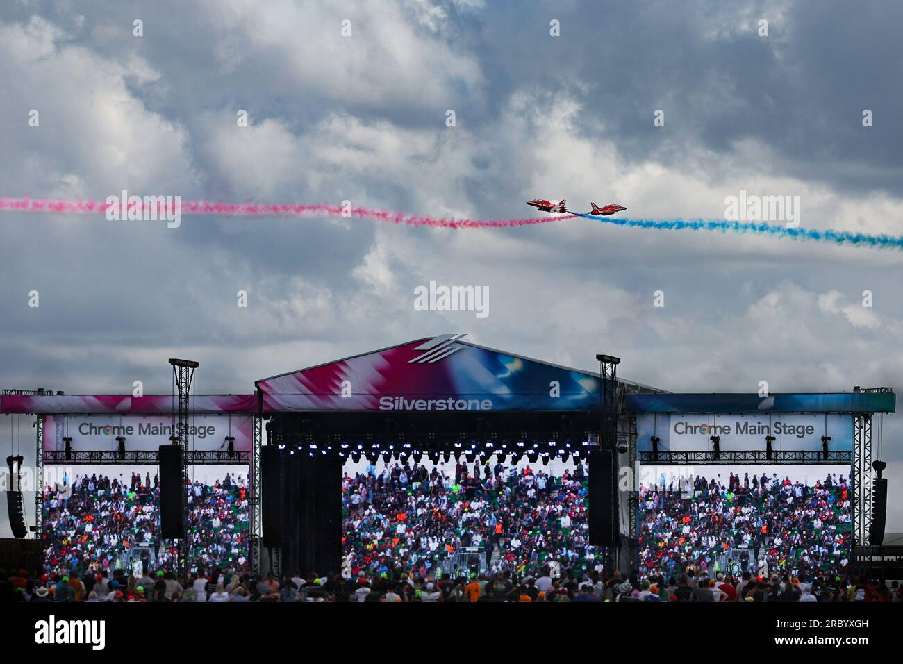 L'équipe de démonstration des Red ARROWS de la RAF dans le ciel au-dessus de Silverstone et de la Chrome main Stage lors du GRAND PRIX BRITANNIQUE ARAMCO DE FORMULE 1 2023 Banque D'Images