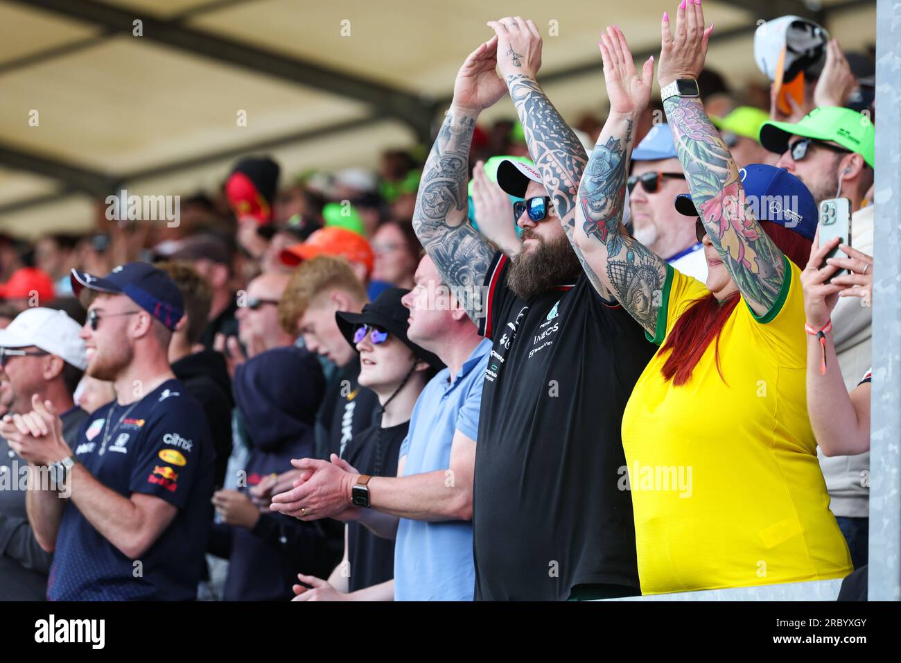 Les fans du Grand prix de Formule 1 se tiennent debout et applaudissent et applaudissent les pilotes de Grand Prix lorsqu'ils les dépassent lors du GRAND PRIX DE GRANDE-BRETAGNE ARAMCO DE FORMULE 1 Banque D'Images