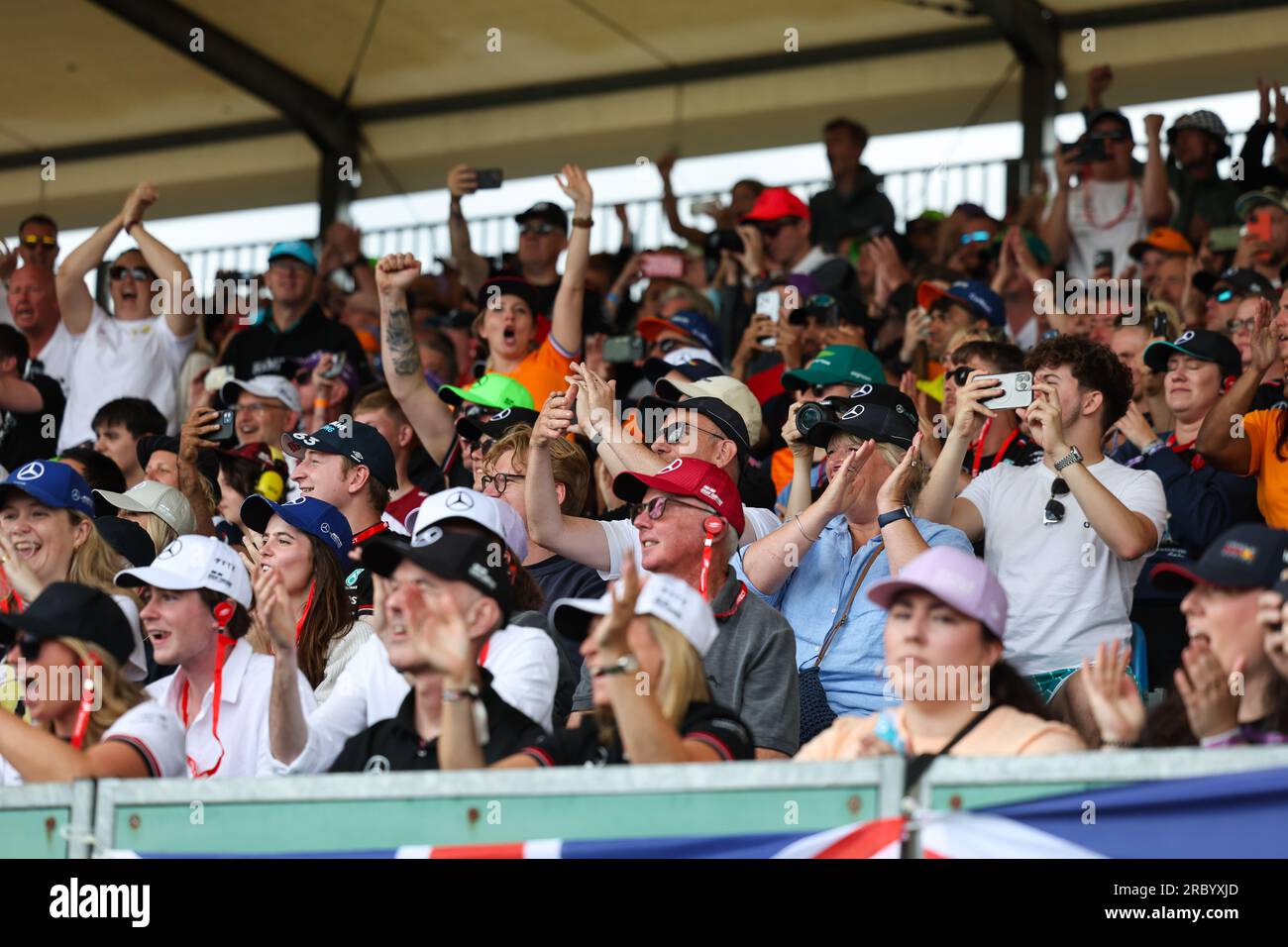 Les fans du Grand prix de Formule 1 se tiennent debout et applaudissent et applaudissent les pilotes de Grand Prix lorsqu'ils les dépassent lors du GRAND PRIX DE GRANDE-BRETAGNE ARAMCO DE FORMULE 1 Banque D'Images