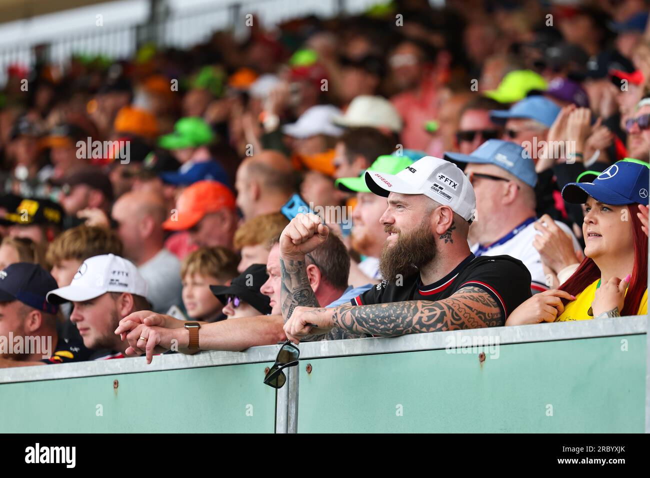 Un homme frappe l'air alors que Lewis Hamilton (GBR) de Mercedes-AMG Petronas F1 Team dépasse un pilote et d'autres fans du Grand prix de Formule 1 stand and che Banque D'Images