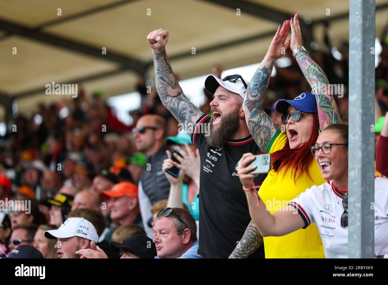 Un homme et des femmes frappent l'air et crient de joie alors que Lewis Hamilton (GBR) de Mercedes-AMG Petronas F1 Team dépasse un pilote et d'autres Formula O. Banque D'Images