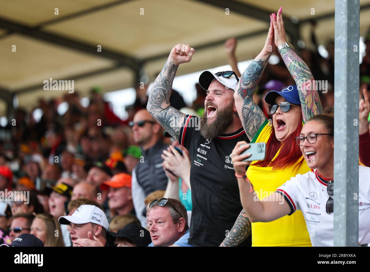 Un homme et des femmes frappent l'air et crient de joie alors que Lewis Hamilton (GBR) de Mercedes-AMG Petronas F1 Team dépasse un pilote et d'autres Formula Banque D'Images