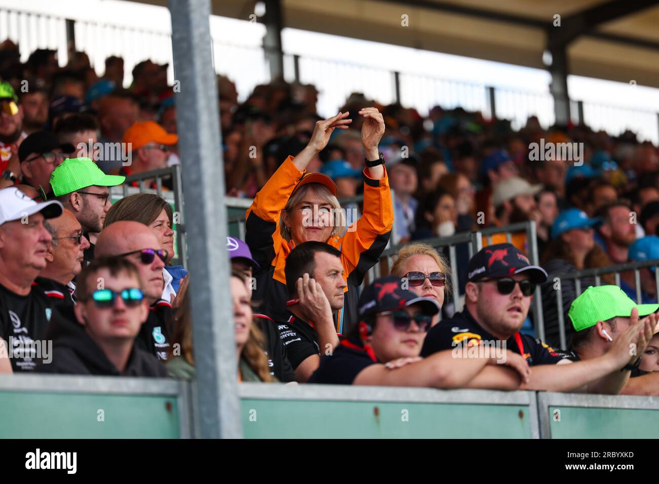 Une femme frappe Lando Norris (GBR) de l'écurie McLaren F1 Team dépasse un pilote et d'autres supporters du Grand prix de Formule 1 sur le stand et applaudir et applaudir pendant la F. Banque D'Images