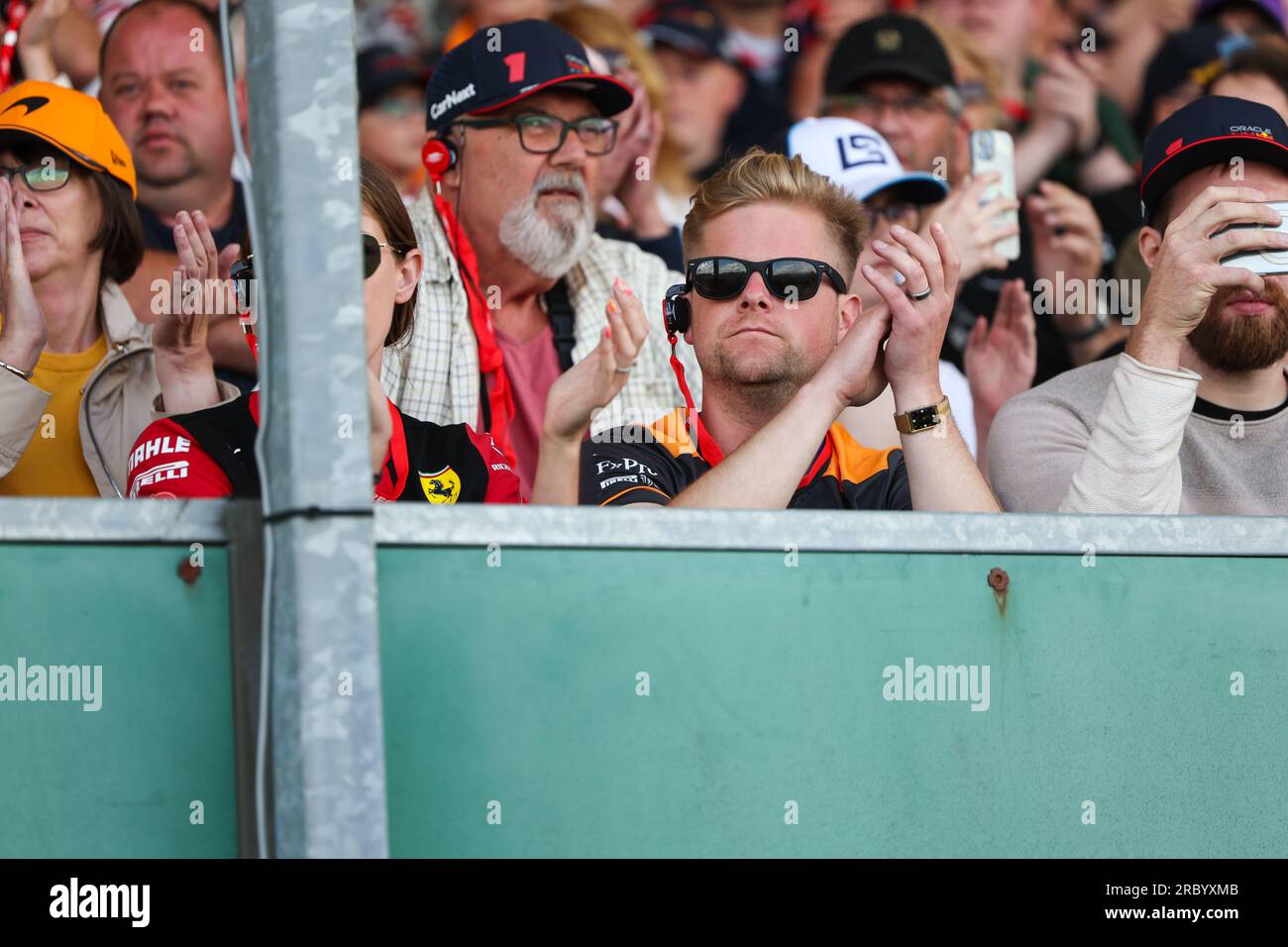 Les fans appellent et applaudissent alors que les pilotes de la course passent tout en obtenant une licence pour le commentaire sur une radio grand prix pendant le GRAND PRIX BRITANNIQUE ARAMCO DE FORMULE 1 Banque D'Images