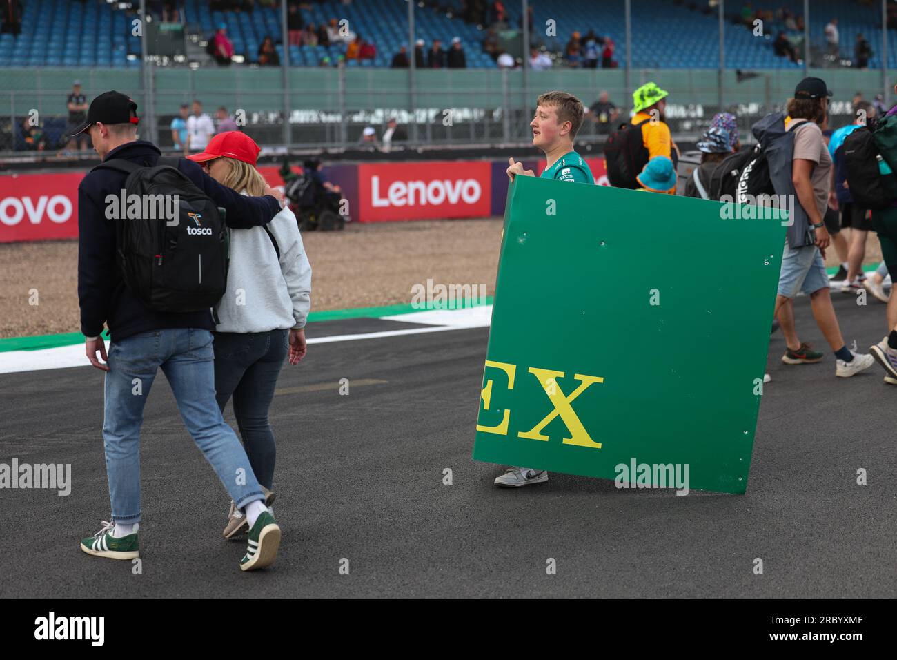 Les fans arrachent une ROLEX publicité amassée à ramener à la maison comme souvenir après la FORMULE 1 ARAMCO BRITISH GRAND PRIX 2023 au circuit Silverstone, Silver Banque D'Images