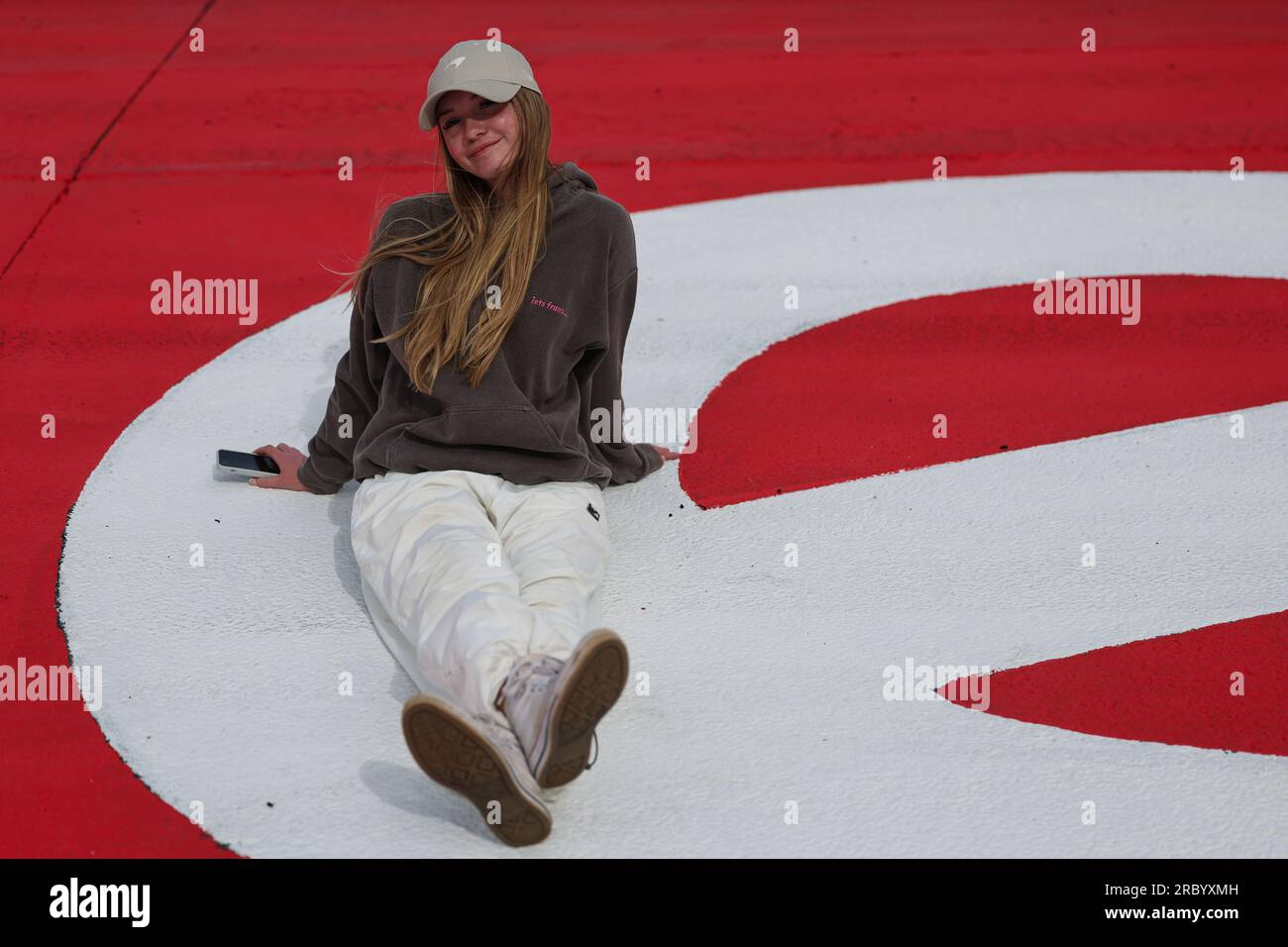 Une fille iwho est un F! Les fans de Grand prix se sont assis sur le circuit et portent un chapeau soutenant Lando Norris (GBR) de l'écurie McLaren F1 Team après la FORMULE 1 A. Banque D'Images