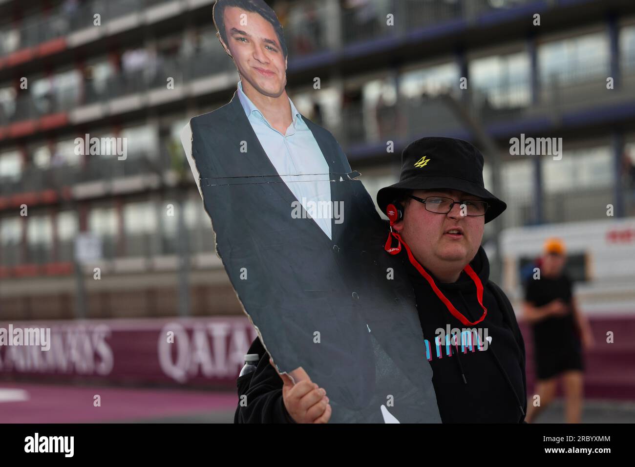Un homme porte un ct en carton de Lando Norris (GBR) de l'écurie McLaren F1 Team sur la piste du Grand Prix de Silverssone après la fin de la course Banque D'Images