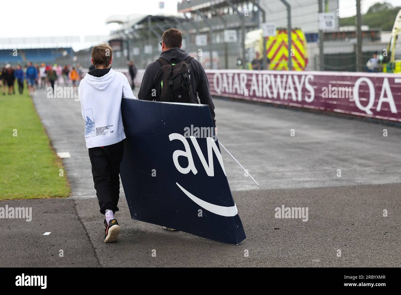 Les fans arnaquent et traînent une palissade publicitaire pour la ramener à la maison en souvenir après le GRAND PRIX DE GRANDE-BRETAGNE ARAMCO 1 2023 au Silverstone CIR Banque D'Images