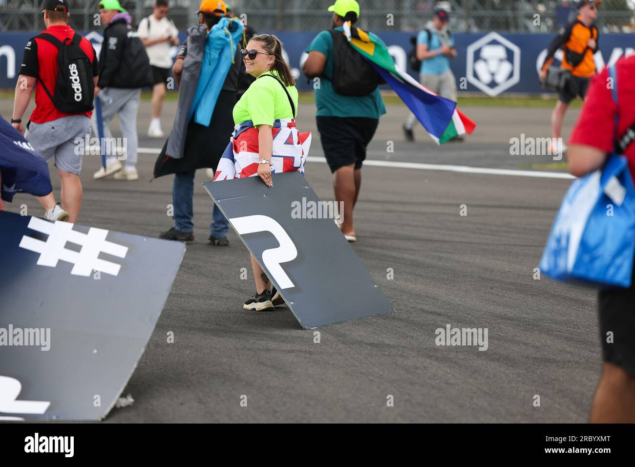 Les fans arnaquent et traînent une palissade publicitaire à ramener à la maison comme souvenir après le GRAND PRIX DE GRANDE-BRETAGNE ARAMCO 1 2023 à Silverstone ci Banque D'Images