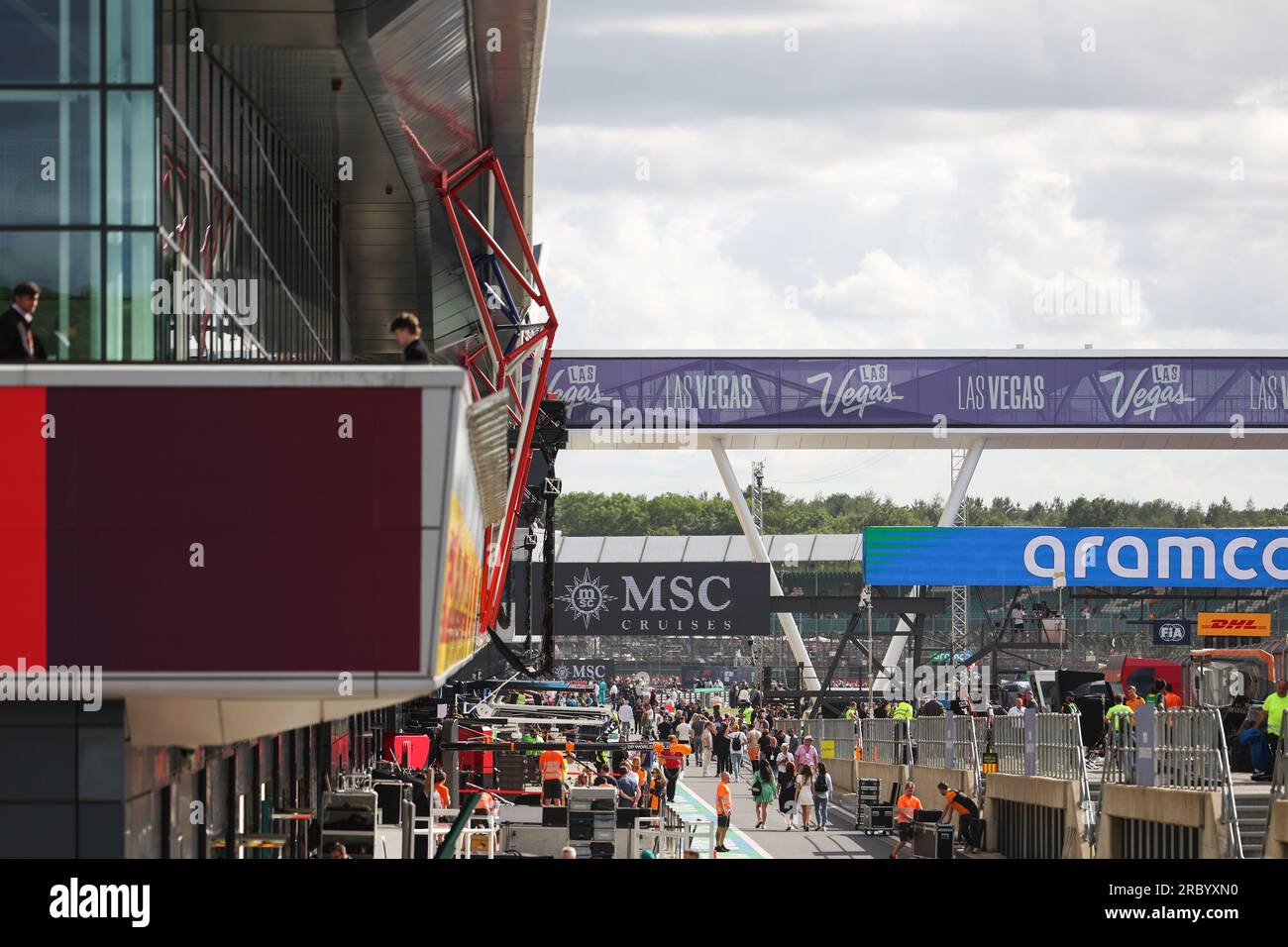 Vue des stands et de Hamilton tout droit pendant le GRAND PRIX DE GRANDE-BRETAGNE ARAMCO 1 2023 au circuit Silverstone, Silverstone, Royaume-Uni sur 6 J. Banque D'Images