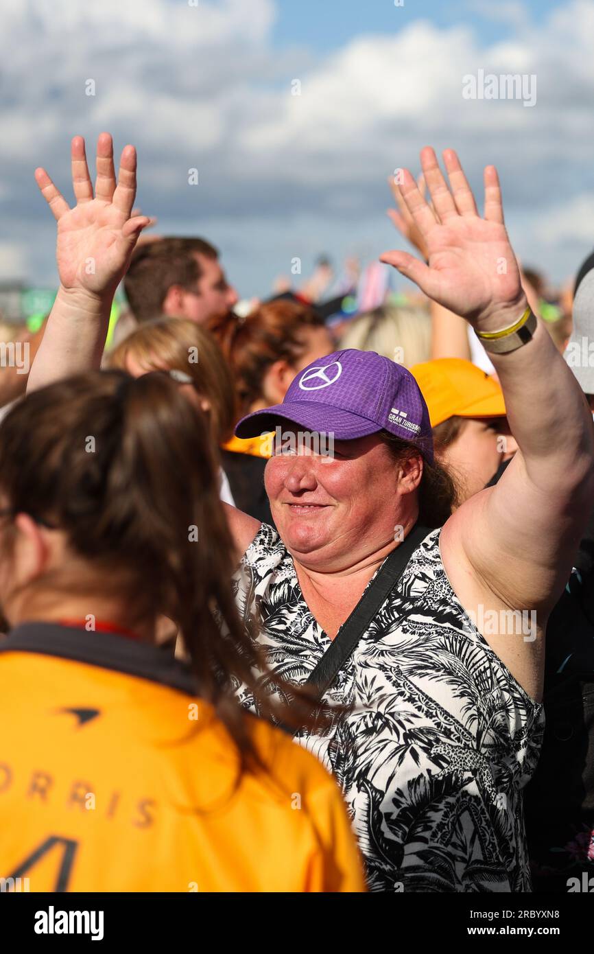 Une fan de F1 agite ses mains dans les airs à la musique en plein air en fin de journée tout en regardant Tom Grennan jouer pendant la FORMULE 1 ARAMCO BR Banque D'Images