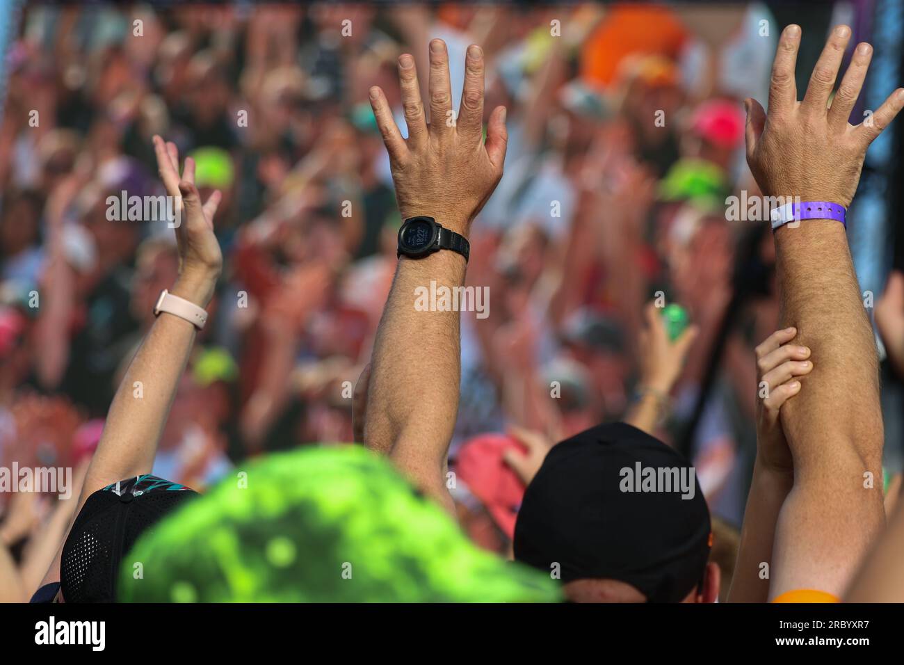 Les fans agitent leurs mains dans les airs tout en appréciant de regarder Tom Brennan chanter en concert pendant le GRAND PRIX BRITANNIQUE ARAMCO DE FORMULE 1 2023 à si Banque D'Images