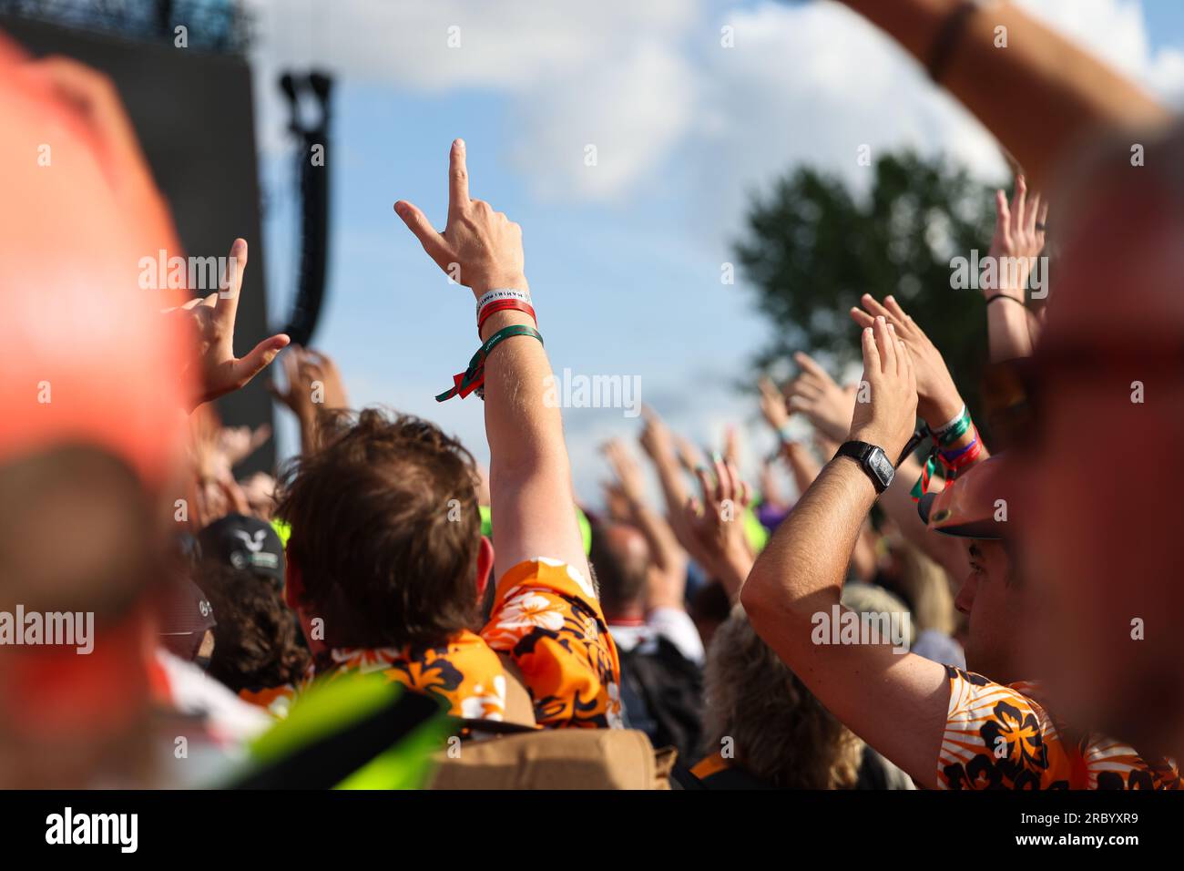 Les fans agitent leurs mains dans les airs tout en appréciant de regarder Tom Brennan chanter en concert pendant le GRAND PRIX BRITANNIQUE ARAMCO DE FORMULE 1 2023 à S. Banque D'Images