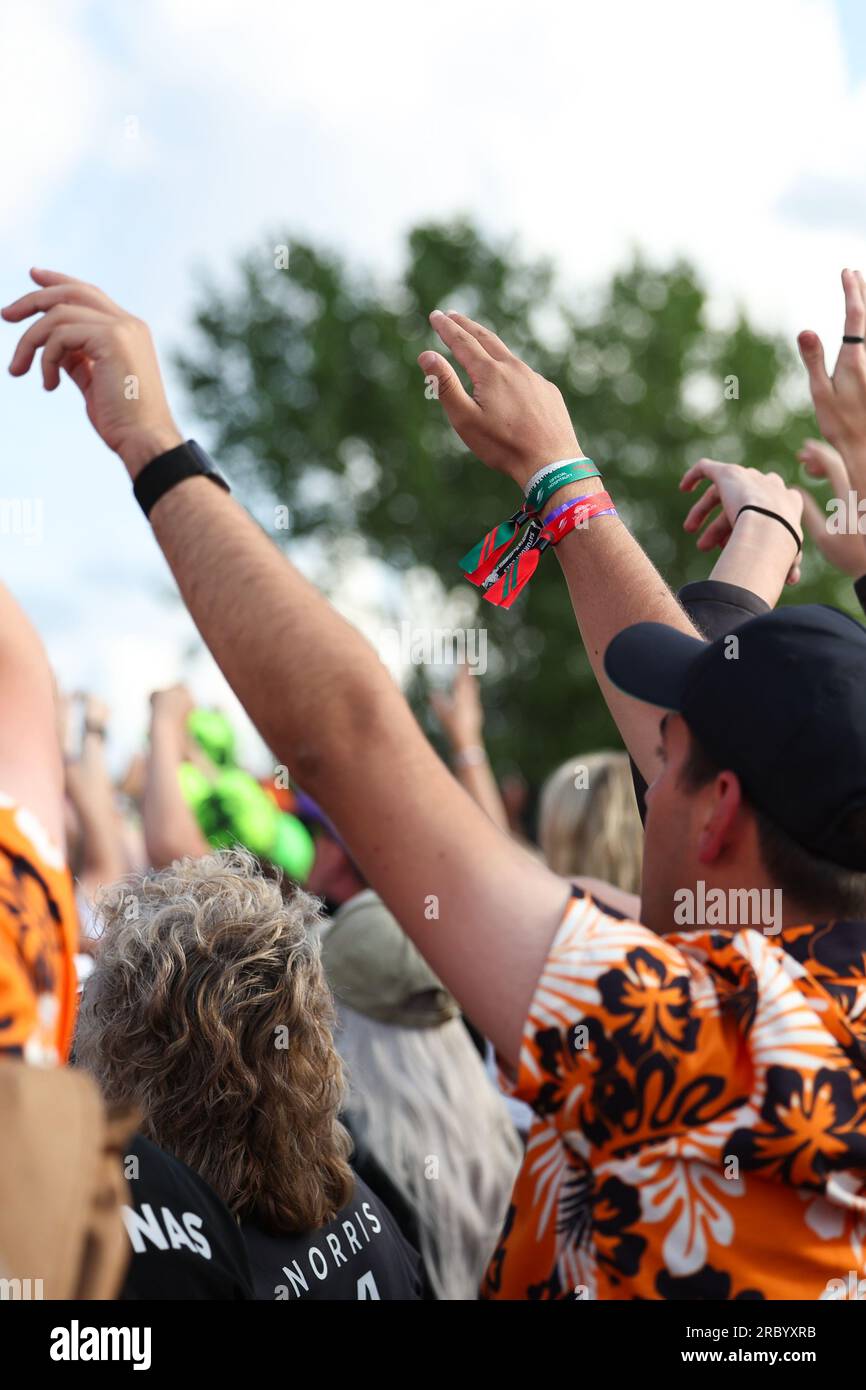 Les fans agitent leurs mains dans les airs tout en appréciant de regarder Tom Brennan chanter en concert pendant le GRAND PRIX BRITANNIQUE ARAMCO DE FORMULE 1 2023 à S. Banque D'Images