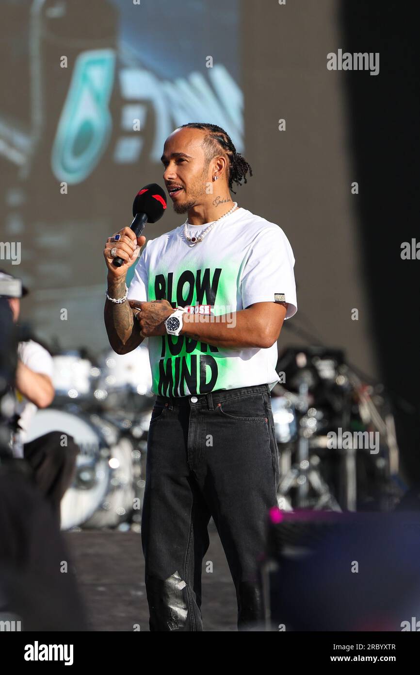 Lewis Hamilton (GBR) de Mercedes-AMG Petronas F1 Team sur scène souriant donnant une interview en direct aux fans sur la Chrome main Stage après la finale ra Banque D'Images