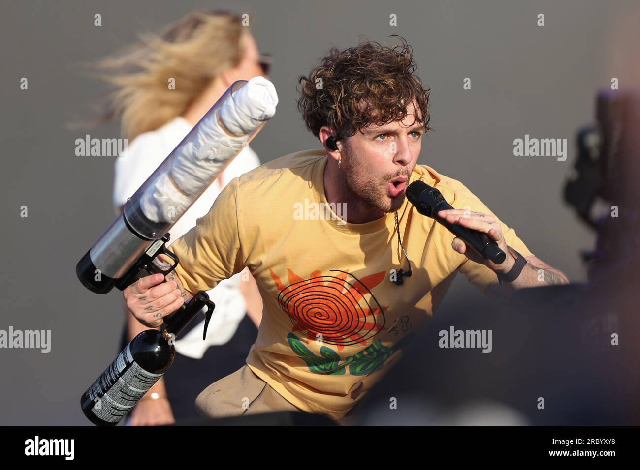 Tom Grennan, l'affiche et artiste chante et se produit en direct pour les fans du Grand prix après la course finale sur la Chrome main Stage et Fires T shirts i. Banque D'Images