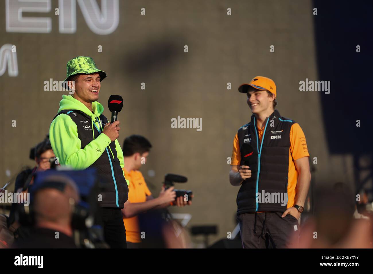 Lando Norris (GBR) de McLaren F1 Team et Oscar Piastri (AUS) de McLaren F1 Team sur scène interviewés après la course finale lors de la FORMULE 1 Banque D'Images