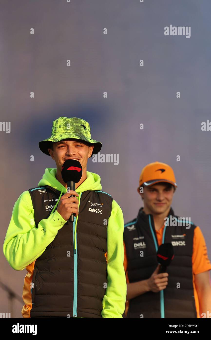 Lando Norris (GBR) de McLaren F1 Team et Oscar Piastri (AUS) de McLaren F1 Team sur scène interviewés après la course finale lors de la FORMULE 1 Banque D'Images