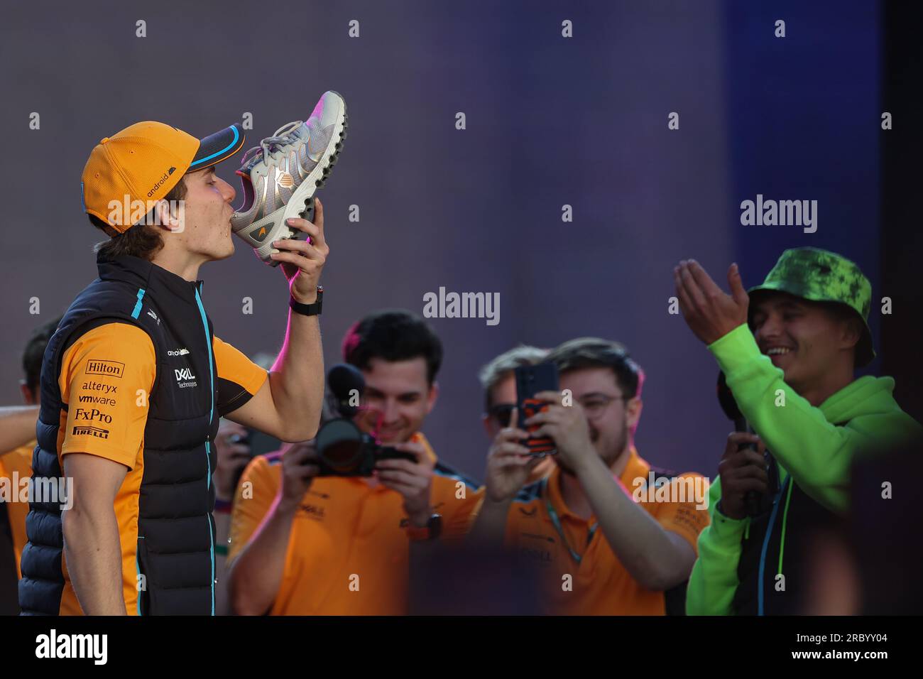 Lando Norris (GBR) de McLaren F1 Team et Oscar Piastri (AUS) de McLaren F1 Team sur la scène principale Chrome interviewés après la course finale avec Banque D'Images