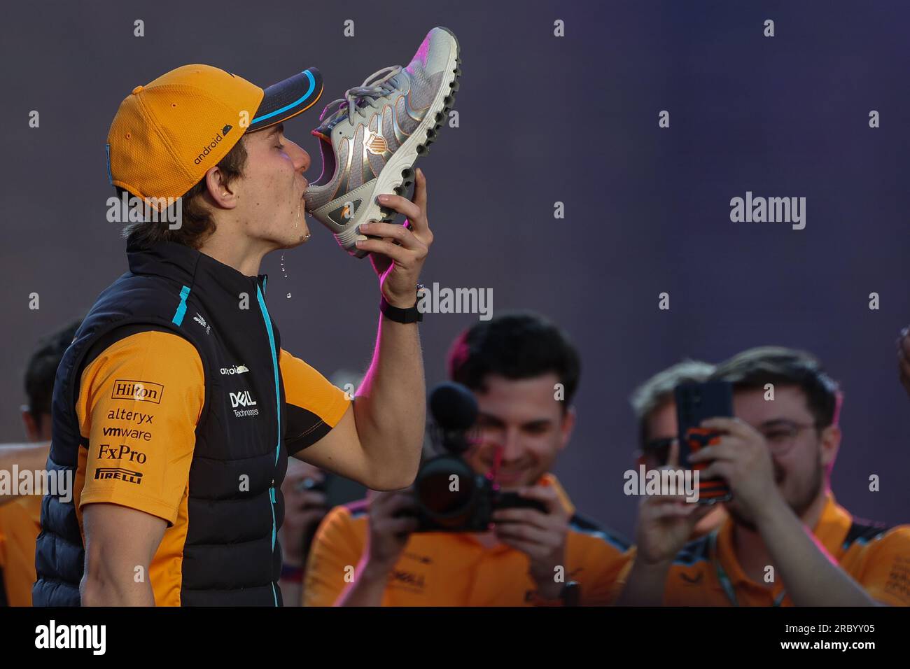 Oscar Piastri fait un shooey sur scène en direct sur la Chrome main Stage tout en étant filmé et photographié par l'équipe de médias F1 pendant le FORMU Banque D'Images