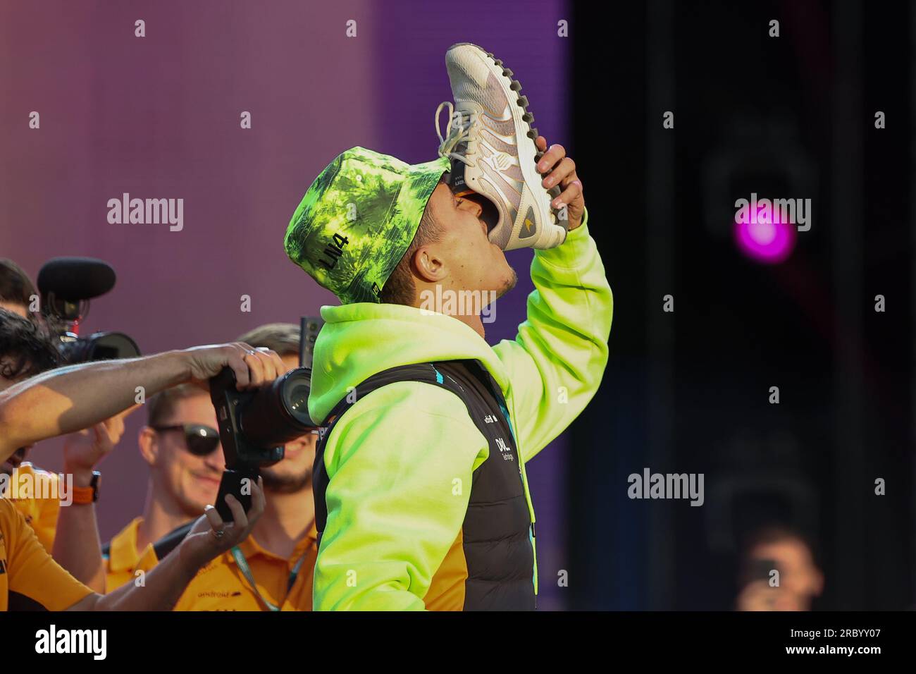 Lando Norris (GBR) de McLaren F1 Team faisant un shooey tout en étant filmé et photographié par l'équipe de médias F1 lors de la FORMULE 1 ARAMCO BRIT Banque D'Images