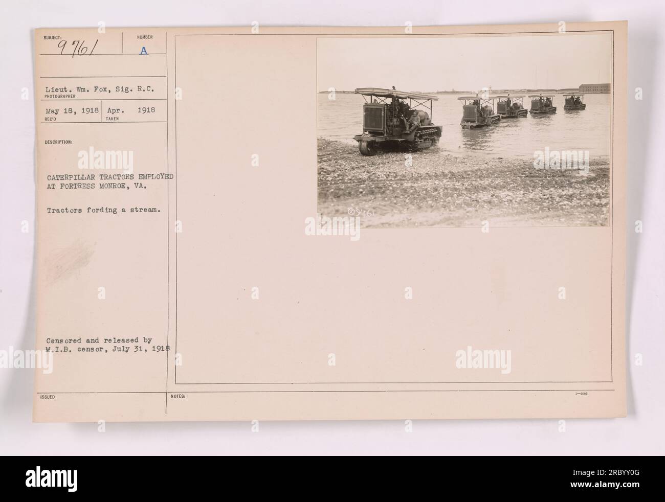 Tracteurs Caterpillar employés à Fortress Monroe, en Virginie, traversant un ruisseau. La photo a été prise le 18 mai 1918 par le lieutenant Wm. Fox du signal corps. Il a été censuré et publié par le bureau d'information militaire censeur le 31 juillet 1918.' Banque D'Images