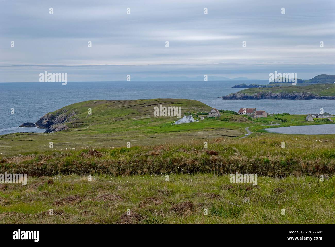 La vue à travers la péninsule de Eye aux montagnes continentales au loin par une journée nuageuse en été avec la communauté de Portvoller dans le foregrou Banque D'Images