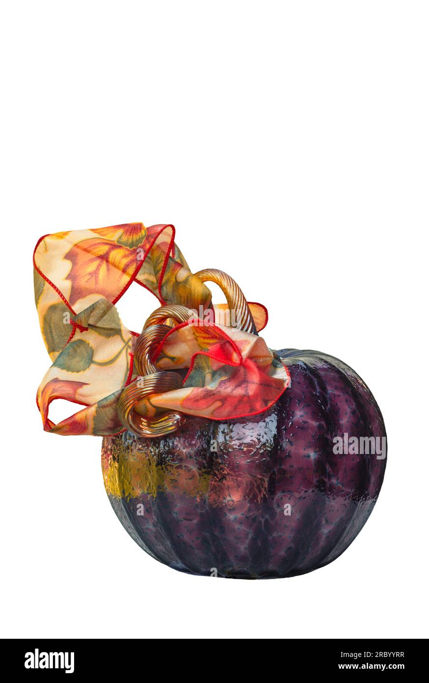 Citrouille en verre soufflé avec ruban d'automne coloré haut dans l'air a une tige tordue. La sculpture violette brille et le ruban entoure comme un couvre-tête. Banque D'Images