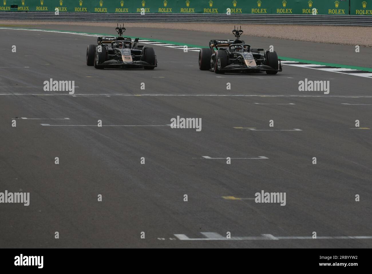 Brad Pitt a inspiré les voitures de cinéma F1 à Silverstone avant le Grand Prix de Grande-Bretagne 2023, les voitures sont en fait des voitures de Formule 2 modifiées. Banque D'Images