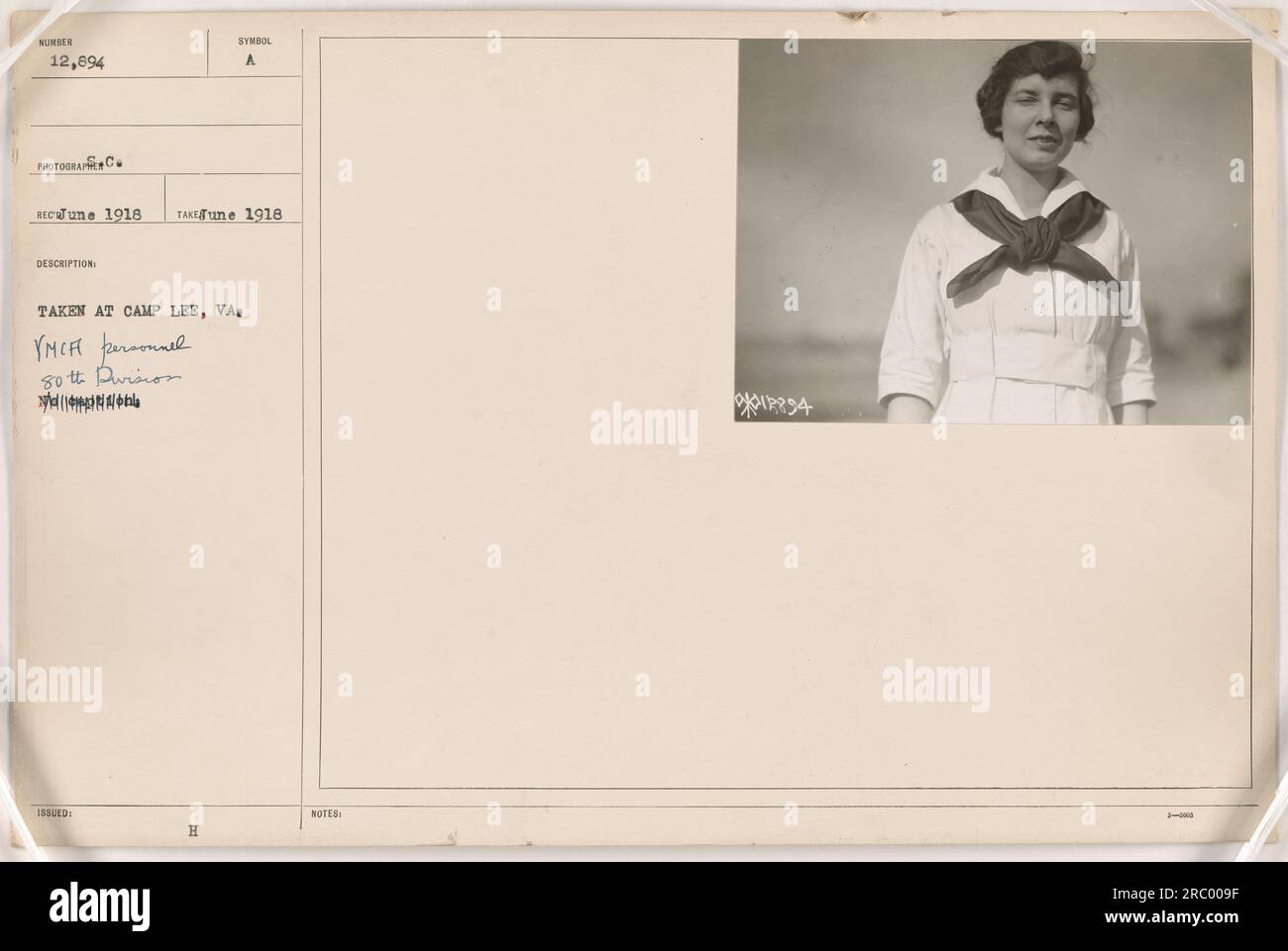'Une photographie prise au Camp Lee, va, en juin 1918, montrant le personnel du YMCA de la 80e division. La photo capture un groupe de personnes impliquées dans les activités du YMCA pendant la première Guerre mondiale. L'image a été numérotée 12 894 dans la collection Photographs of American Military Activities. Banque D'Images
