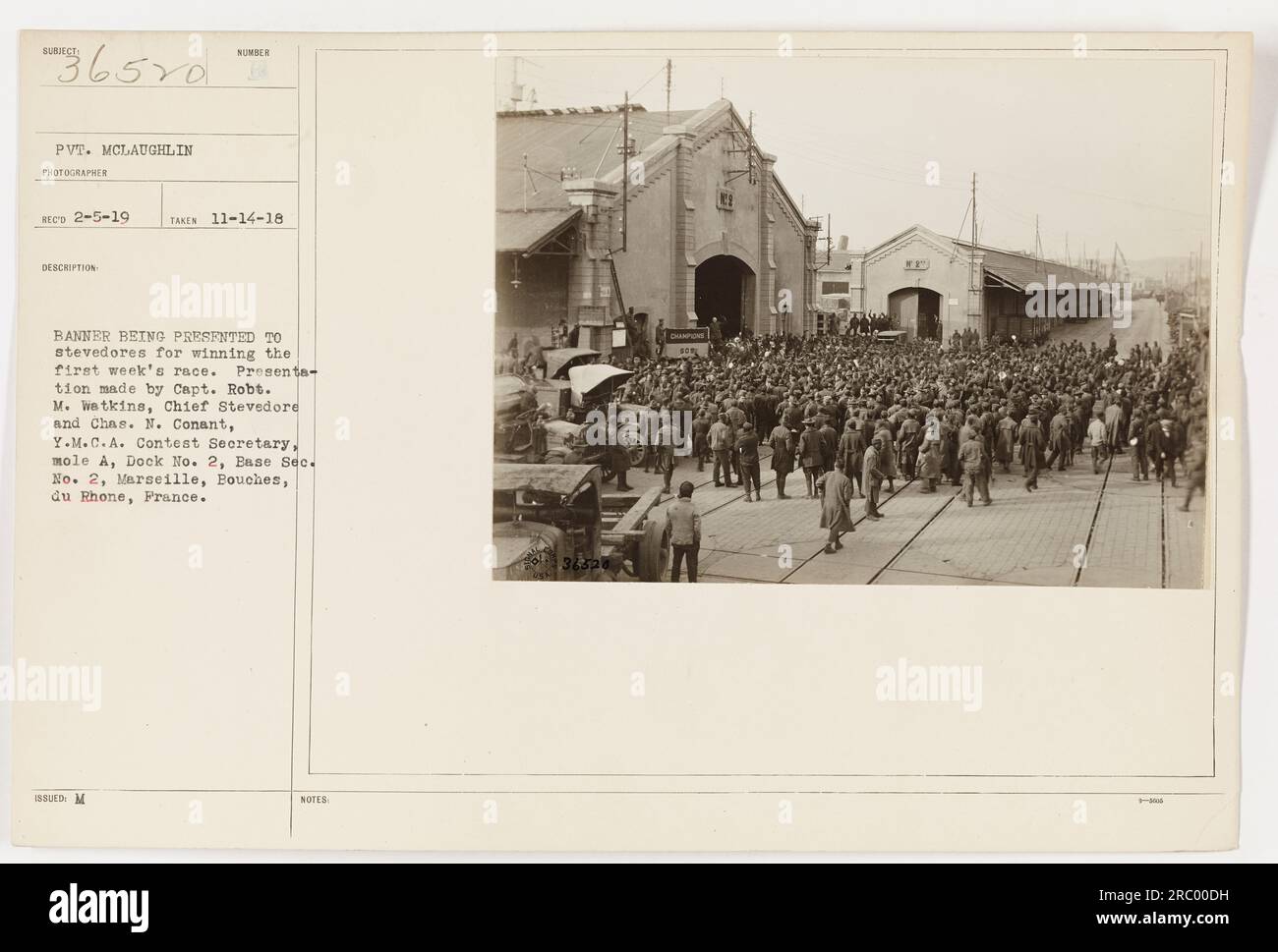 Le soldat McLaughlin a pris cette photo le 14 novembre 1918, représentant une bannière présentée aux débardeurs qui ont remporté la course de la première semaine. La présentation a été faite par le capitaine Robt. M. Watkins, chef débardeur, et Chas. N. Conant, secrétaire du concours Y.M.C.A, Marseille, France. Banque D'Images