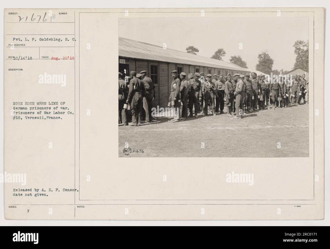 Des prisonniers de guerre allemands font la queue pour le mess de midi à Verneuil, en France. La photographie, prise par le soldat L. P. Goldshlag du signal corps, montre des membres de Prisoners of War Labor Co. #18. Le communiqué officiel indique qu'il a été approuvé par le censeur de l'A.E.F. La date de la photographie est inconnue. Banque D'Images