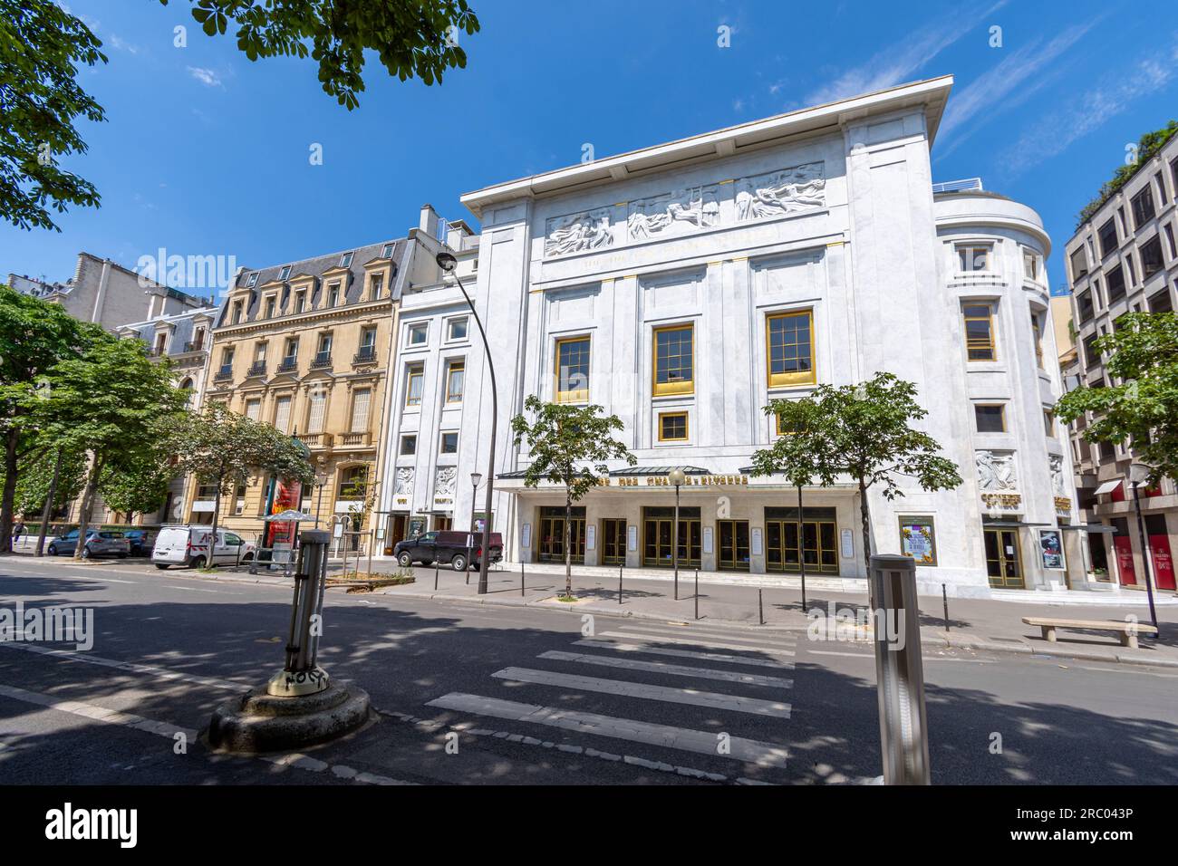 Vue extérieure du Théâtre des champs-Elysées, monument historique de style art déco situé avenue Montaigne, Paris, France Banque D'Images
