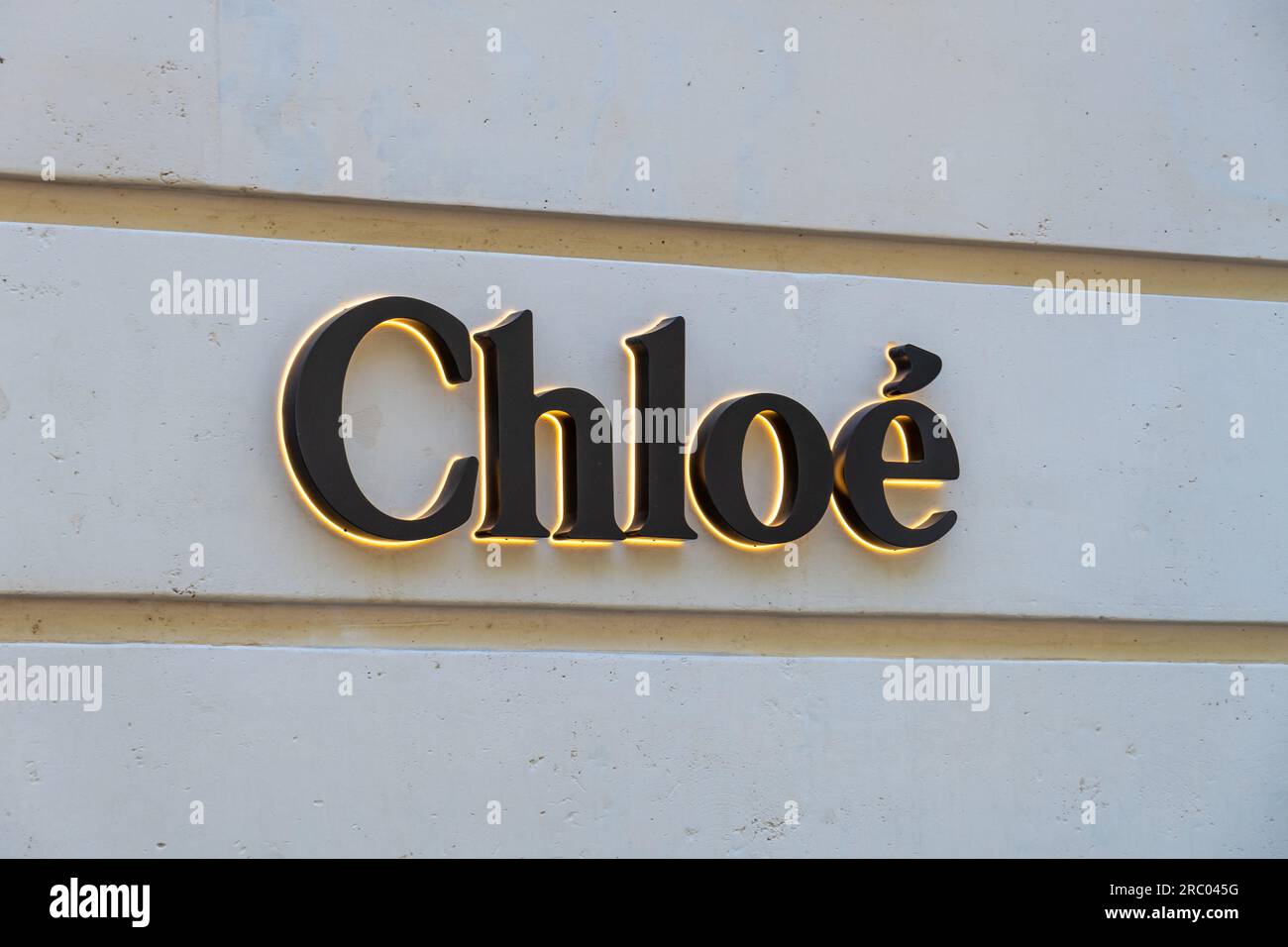 Enseigne d'une boutique Chloe dans le quartier des champs-Elysées à Paris, France. Chloé est une marque française spécialisée dans la mode et le luxe Banque D'Images