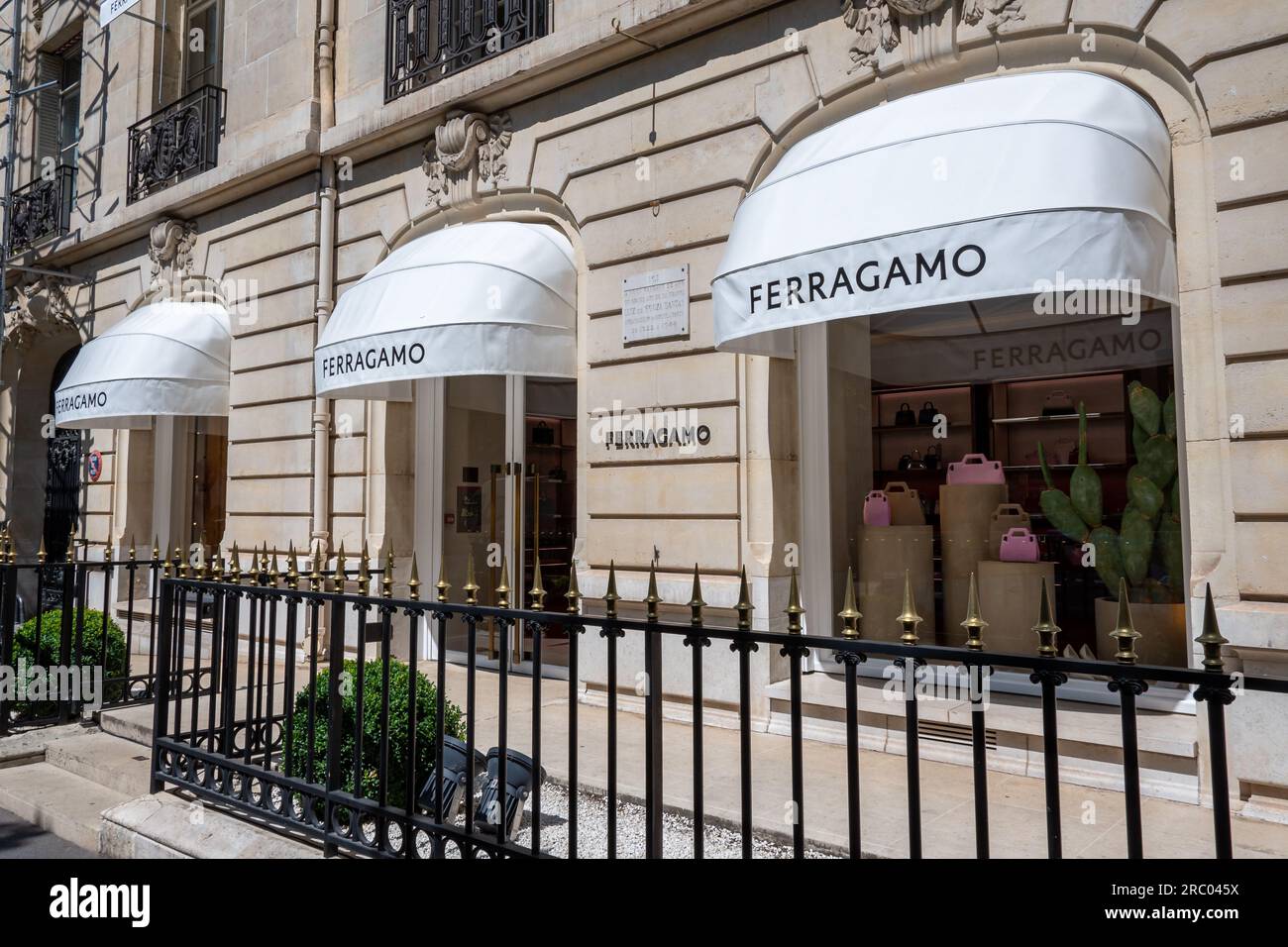 Magasin Ferragamo dans le quartier des champs-Elysées à Paris, France.  Ferragamo est une marque italienne spécialisée dans la maroquinerie, la  mode et le luxe Photo Stock - Alamy