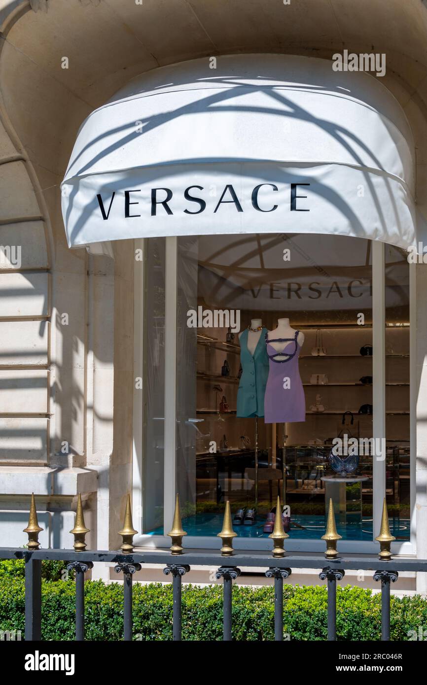 Vue extérieure d'un magasin Versace dans le quartier des champs-Elysées à Paris, France. Versace est une marque italienne spécialisée dans la mode et le luxe Banque D'Images