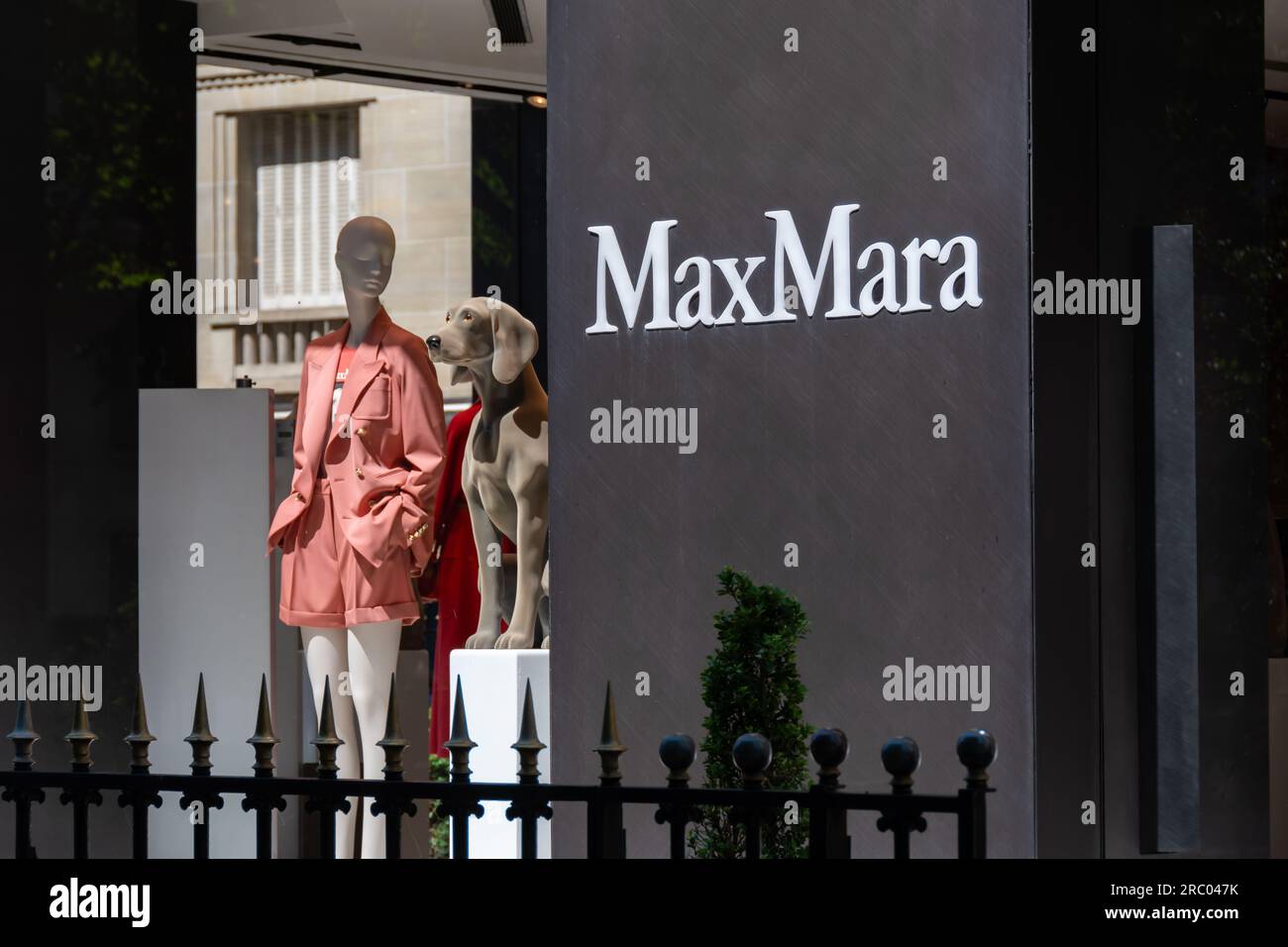 Vue extérieure d'un magasin Max Mara dans le quartier des champs-Elysées à Paris, France. Max Mara est une marque italienne spécialisée dans la mode Banque D'Images