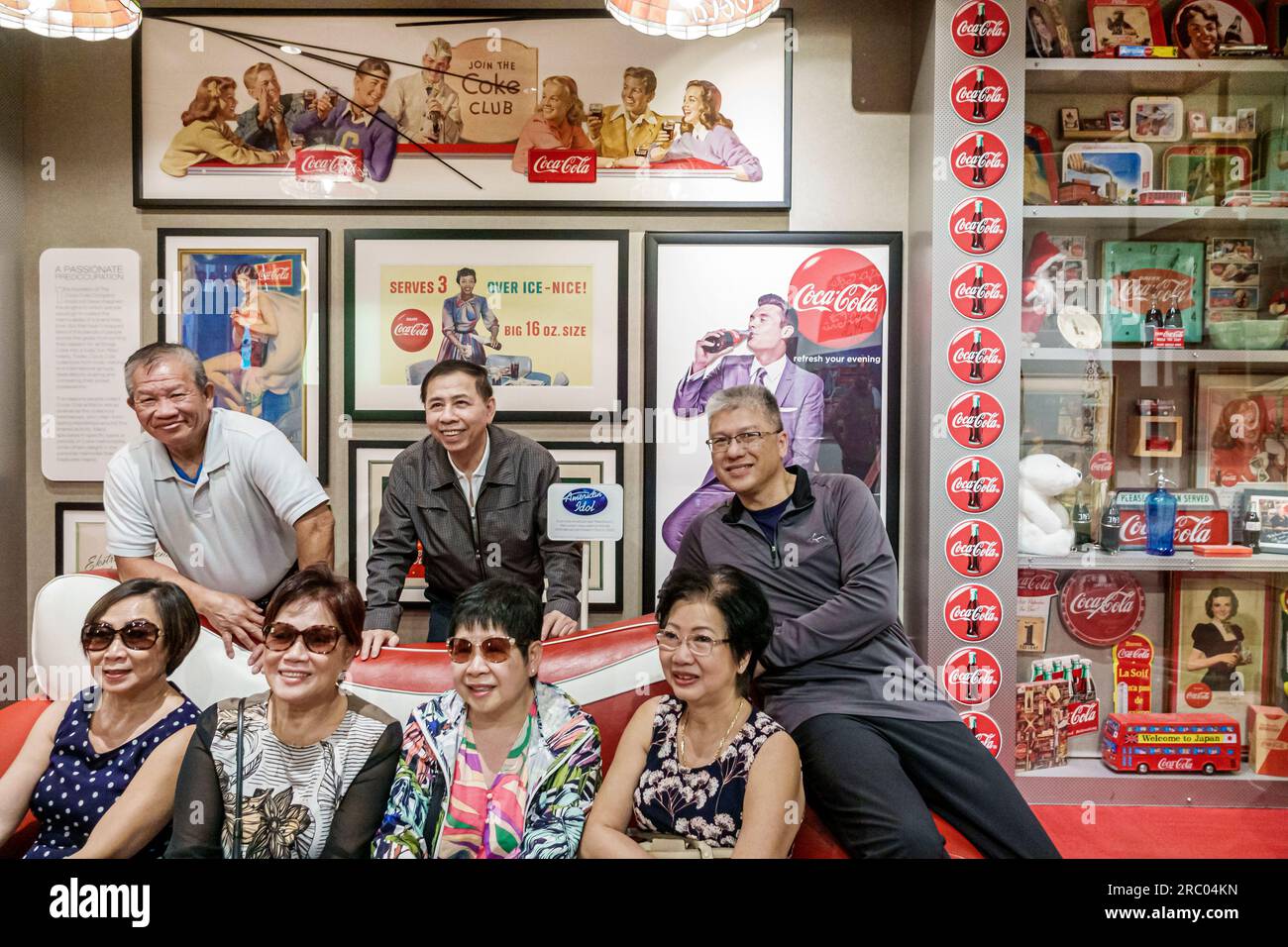 Atlanta Géorgie, exposition World of Coca-Cola, intérieur, couples hommes femmes asiatiques posant photo Banque D'Images