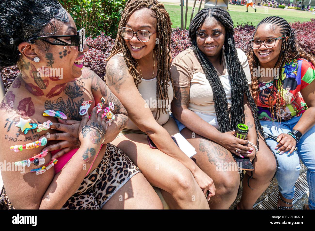 Atlanta Géorgie, Atlanta Géorgie, Pemberton place, Black afro-américaine amies extensions d'ongles tatouages Banque D'Images