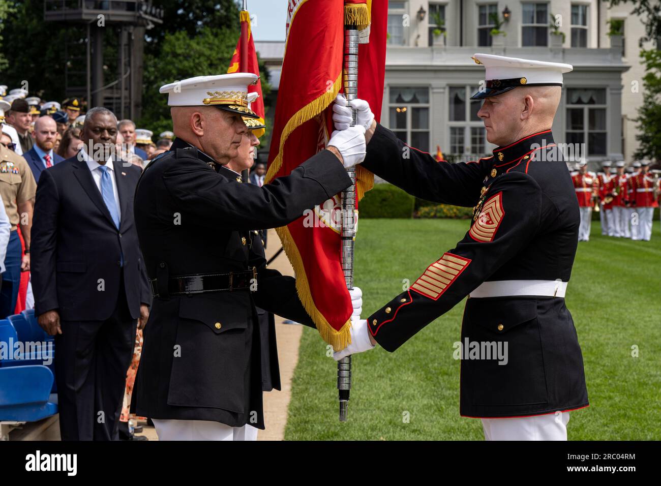 Washington, États-Unis d ' Amérique. 10 juillet 2023. Washington, États-Unis d ' Amérique. 10 juillet 2023. ÉTATS-UNIS Le sergent-major du corps des Marines Troy Black, à droite, passe les couleurs au commandant du corps des Marines général David H. Berger lors d'une cérémonie d'abandon du commandement lors de sa retraite à Marine corps Barrack, le 10 juillet 2023 à Washington, DC Secrétaire américain à la Défense Lloyd Austin, à gauche, surveille la mise en mains. Crédit : MC1 Alexander Kubitza/DOD/Alamy Live News Banque D'Images